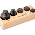 KERN & Sohn Gewichtsatz 362-96, OIML-Klasse M3, Nennwert 1 g - 1 kg, Edelstahl (1 g - 50 g) und Gusseisen lackiert (≥ 100 g), Knopfform (≤ 50 g, ≥ 500 g) und Zylinderform (100 g, 200 g), im Holzblock