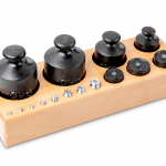 KERN & Sohn Gewichtsatz 362-97, OIML-Klasse M3, Nennwert 1 g - 2 kg, Edelstahl (1 g - 50 g) und Gusseisen lackiert (≥ 100 g), Knopfform (≤ 50 g, ≥ 500 g) und Zylinderform (100 g, 200 g), im Holzblock