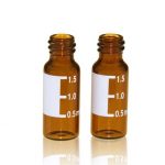 2-ml-Fläschchen aus Braunglas, 12 x 32 mm, flacher Boden, 8-425-Schraubgewinde, mit Etikett. 100 Stück/Packung, 15,00 Packungen/Karton