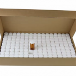 20 ml Probenfläschchen aus Braunglas. 27,5 x 57 mm mit 24 mm weißem, geschlossenem PP-Verschluss mit Septen. 144 Stück/Packung, 5,00 Packungen/Karton